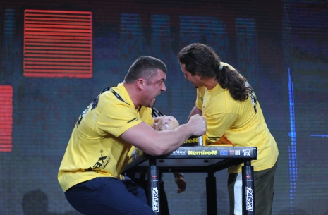 VIDEO Nemiroff 2013 Vagner Bortolato vs Andrey Pushkar +95kg left hand # Armwrestling # Armpower.net