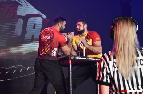 Referee’s grip for a long arm: an advantage at the start? # Armwrestling # Armpower.net